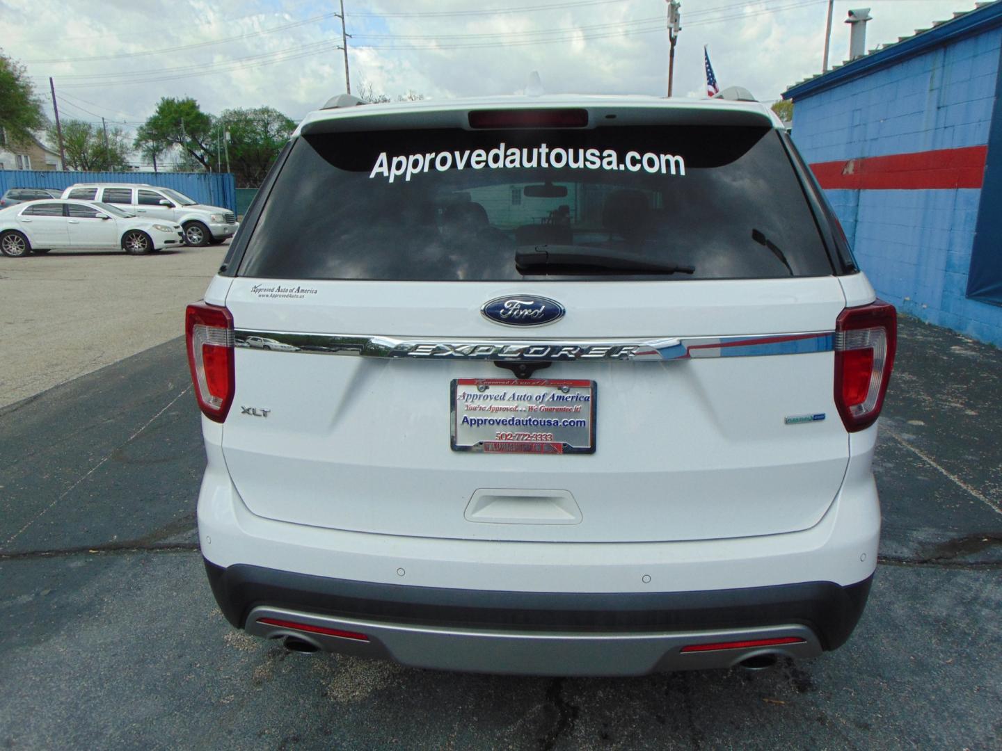 2016 Ford Explorer (1FM5K8D81GG) , located at 2105 Dixie Hwy, Louisville, KY, 40210, (502) 772-3333, 38.220932, -85.795441 - Photo#2